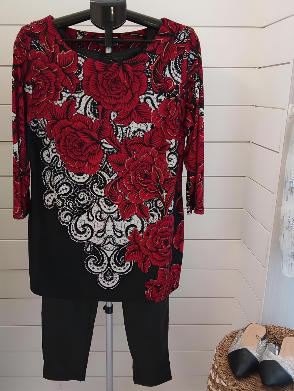 JM Roses tunic top with rhinestones, 0X. like new!